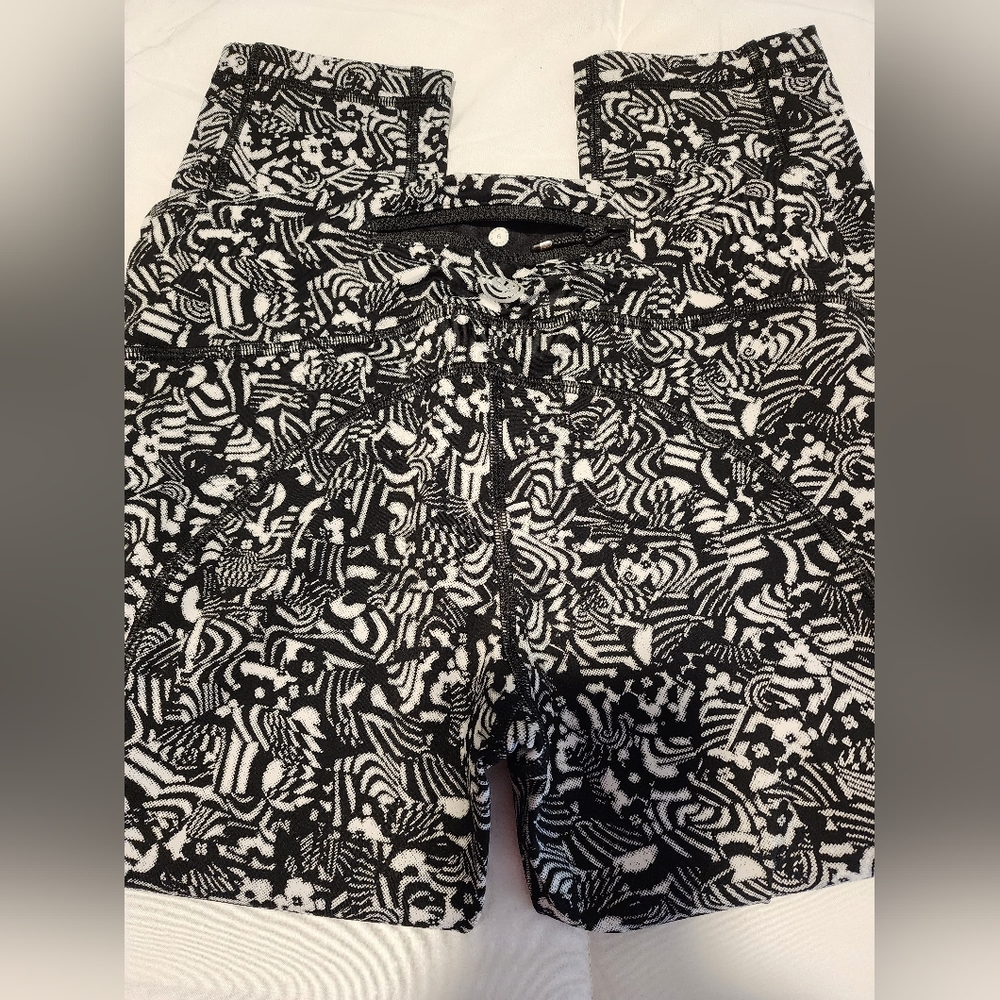 Lululemon Seawheeze crops